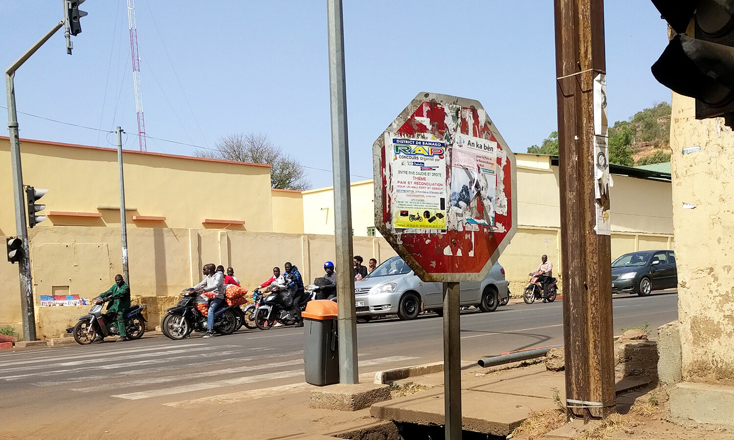 Stop sign with "An ka bɛn" written on it